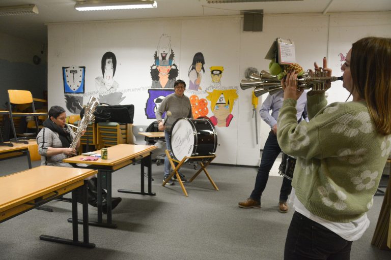 Ein Teil der Schalmeien probte diese Woche. Die Hälfte der Gruppe war zum Zeitpunkt des Interviews krank.