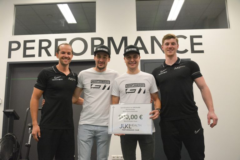 Freuten sich die Spende der Bewegungsaktion an Meryem überreichen zu dürfen: Julian Kleinheinz, Patrick Schneider, Benjamin Weiss und Florian Winder (v.l.n.r.).