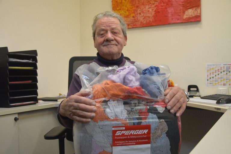 Richard König (81) ist seit über 60 Jahren ein fester Bestandteil der Firma Sperger Stoffe. Noch immer organisiert er jede Woche die Lagerverkäufe.