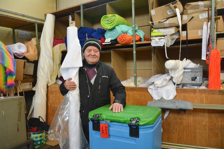 Noch immer organisiert Richard König die wöchentlichen Lagerverkäufe bei Sperger-Stoffe.<span class="copyright">bvs</span>