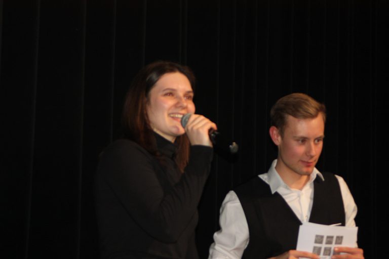 Trainerin Viktoria Breuß mit Stefan Salzmann beim Schauturnen in Rankweil.
