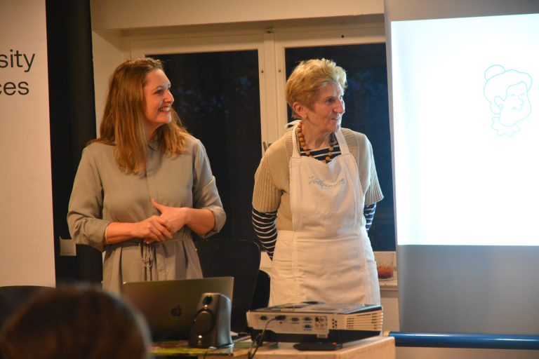 Julia Krenmayr (GF Generationencafé) präsentierte mit Oma vom Dienst Marianne Hofmann die "Vollpension" im Lustenauer W*ORT.