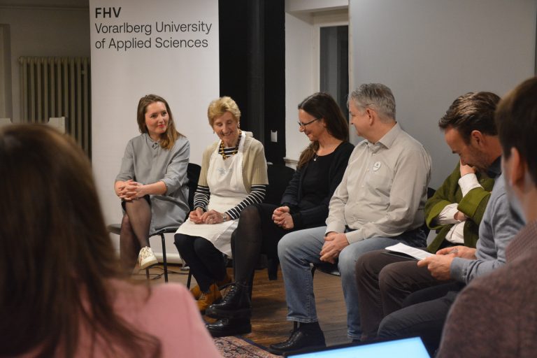 Julia Krenmayr, Marianne Hofmann, Gabi Hampson, Gernot Jochum-Müller, Erika Geser-Engleitner und Robert Moosbrugger diskutierten über die gesellschaftlichen Herausforderungen, denen wir in den kommenden Jahren begegnen werden.