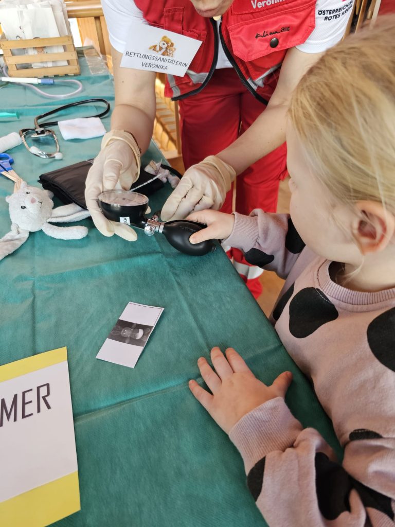 Auch beim Plüschhasen wurde der Blutdruck überprüft.