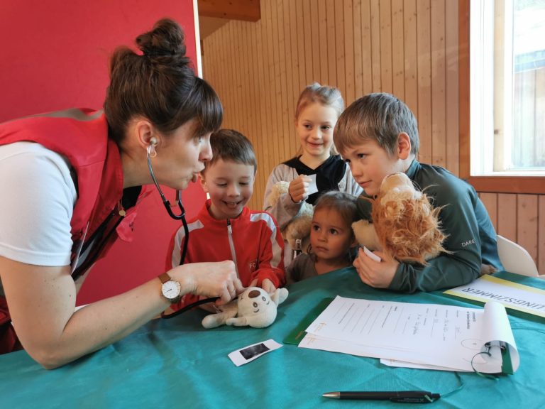 Kinder und ihre Kuscheltiere erlebten eine spielerische Behandlung in Hittisau.