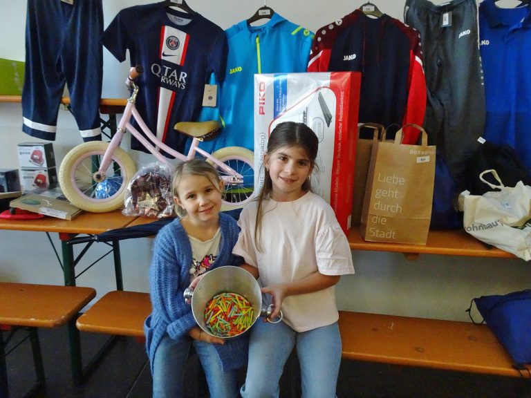 Mavie und Klara waren die Tombola-Glücksfeen.