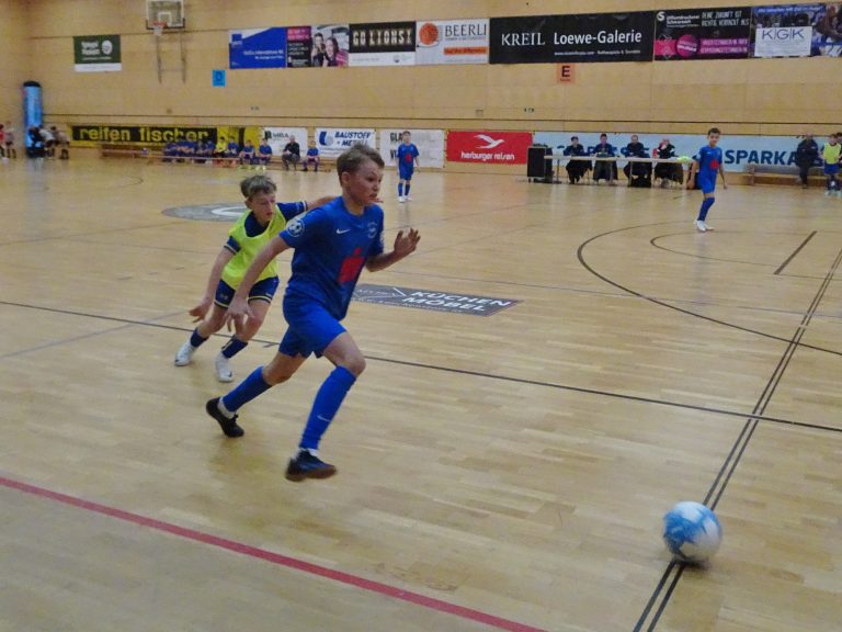 Nachwuchs begeistert mit Fußballleidenschaft das Publikum.