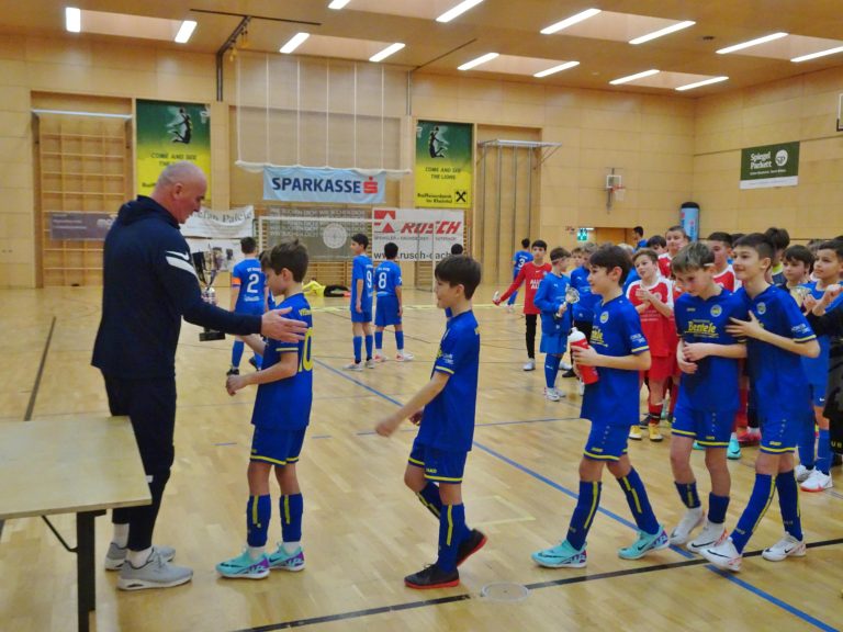 Stolze Sieger nahmen ihre Pokale entgegen.