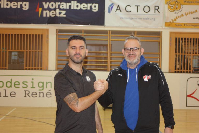 Tisis Trainer Yildirim Sencelikel und Feldkirch Trainer Thomas Schratter.
