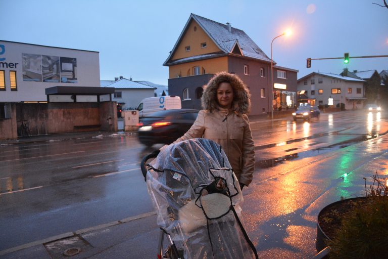 Eva Novak hat schon oft beobachtet, wie Autos und Lkws die Ampel beim Linde-Zebrastreifen übersehen und drüberfahren. Durch die meist erhöhte Geschwindigkeit können Lenker nicht schnell genug reagieren.