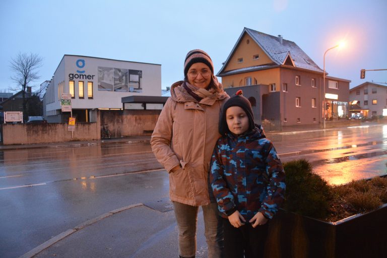 Sabine Lebar mit Sohn David. Sie hat bei dieser Straße ein ungutes Gefühl. Akutell fährt ihr Sohn mit dem Bus in die Schule.