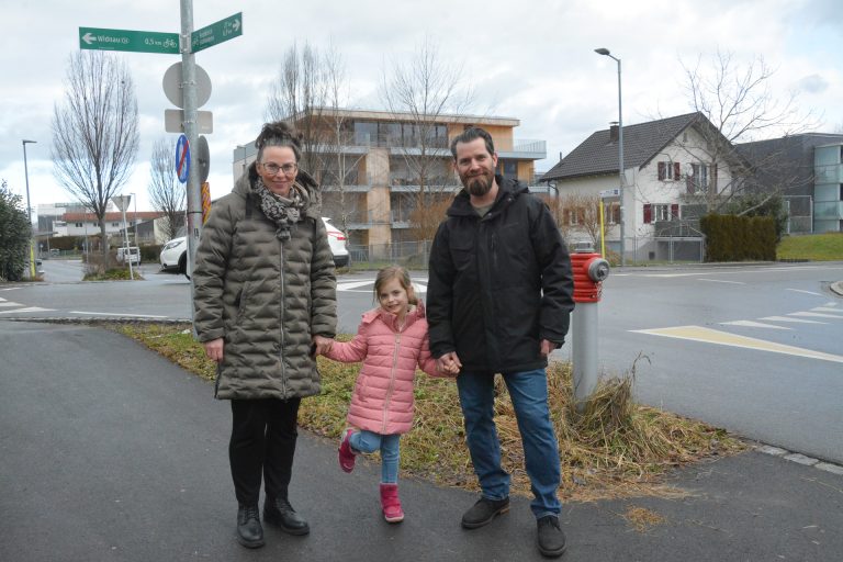 Simonette und Christan Loböck lassen ihre Tochter Frida nicht alleine über die Philipp-Krapf-Straße zum Kindergarten laufen. Für Kinder ein zu gefährlicher Abschnitt.