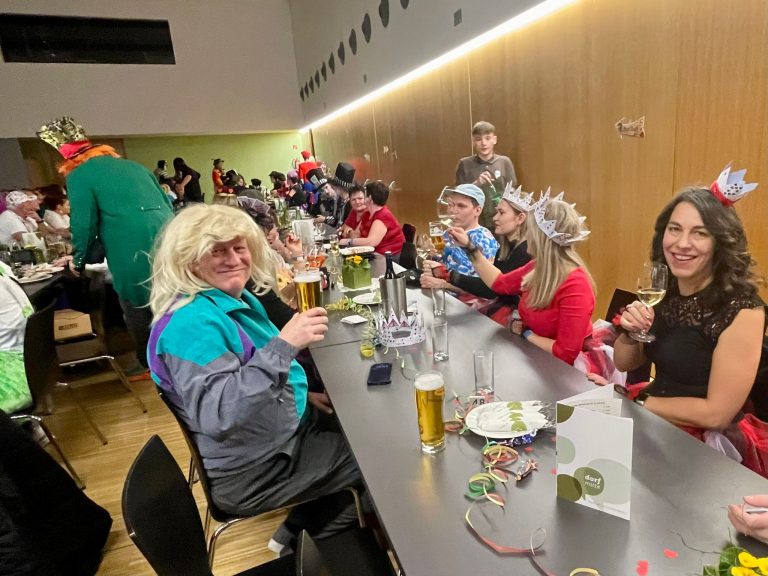 An den Tischen wurde bis spät in die Nacht ausgelassen geschunkelt und gefeiert.