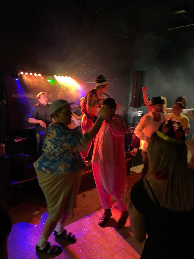 Auf der Tanzfläche steppte dank der lässigen Live-Musik der Bär.