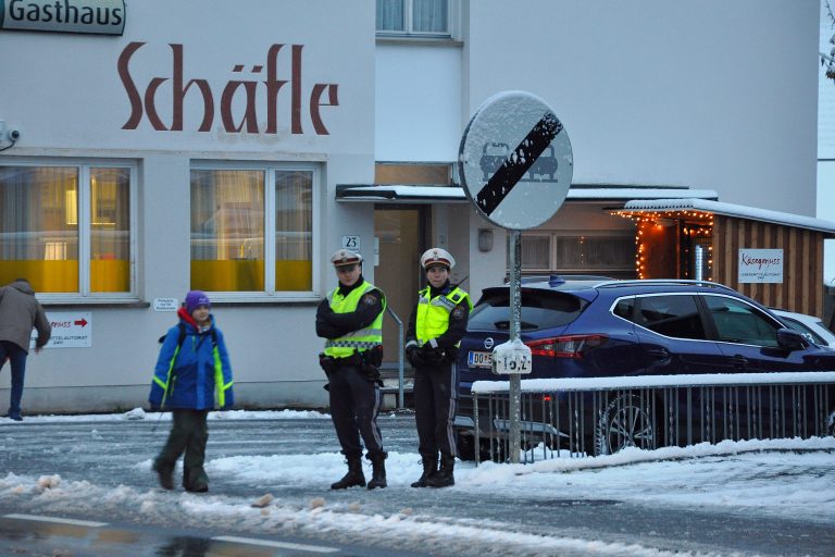 Die Polizei unterstützt die Bemühungen um mehr Verkehrssicherheit in Haselstauden und zeigt regelmäßig Präsenz vor Schulbeginn. 