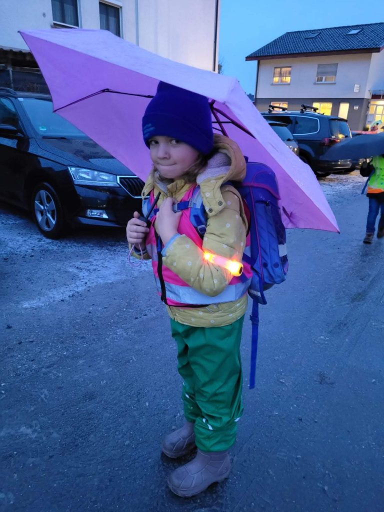 Sicherheit wird an der VS Haselstauden großgeschrieben: alle Kinder tragen auf dem Schulweg Warnwesten und neuerdings auch Leuchtarmbänder. 