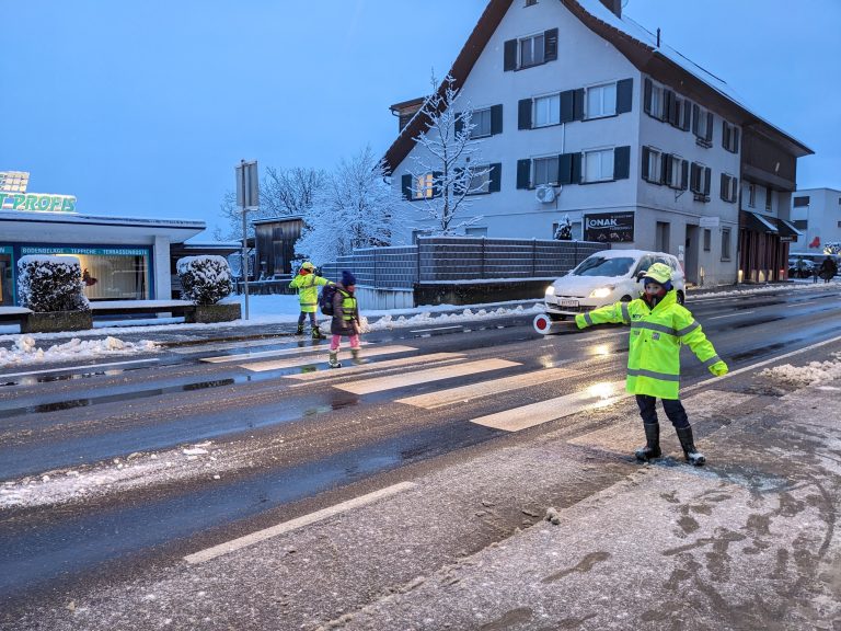 Aktuell gilt ein freiwilliges 30er-Tempolimit in der Haselstauderstraße. Schülerlotsen helfen in der Früh Schülern über die Straße.