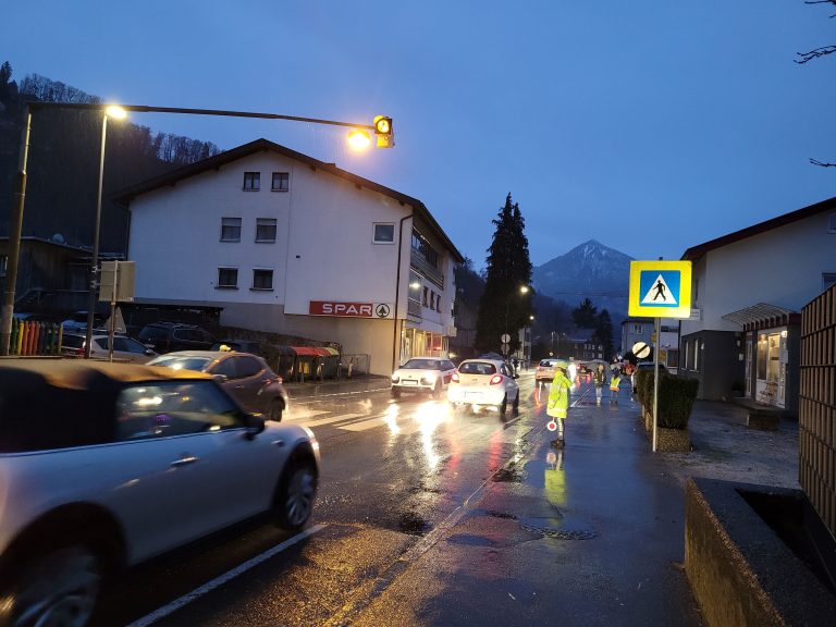 Bei regennasser Fahrbahn ist der Schulweg besonders gefährlich. 