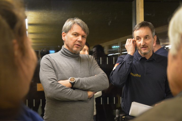 Bürgermeister Kurt Fischer und René Schreiber von der Sicherheitswache präsentierten den Anrainern die Schulstraße und hörten ihren Bedenken zu. <span class="copyright">bvs</span>