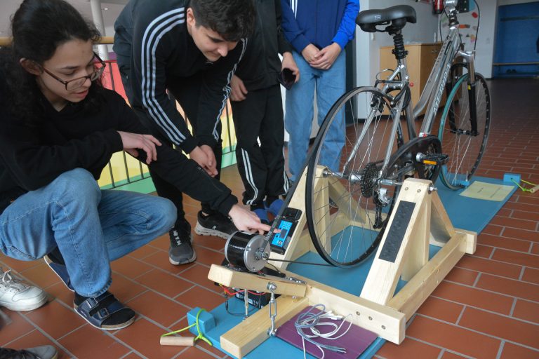 Ein Blackout-Fahrrad erzeugt Gleichstrom, mit dem die Schüler ihre Ladegeräte aufladen können. 
