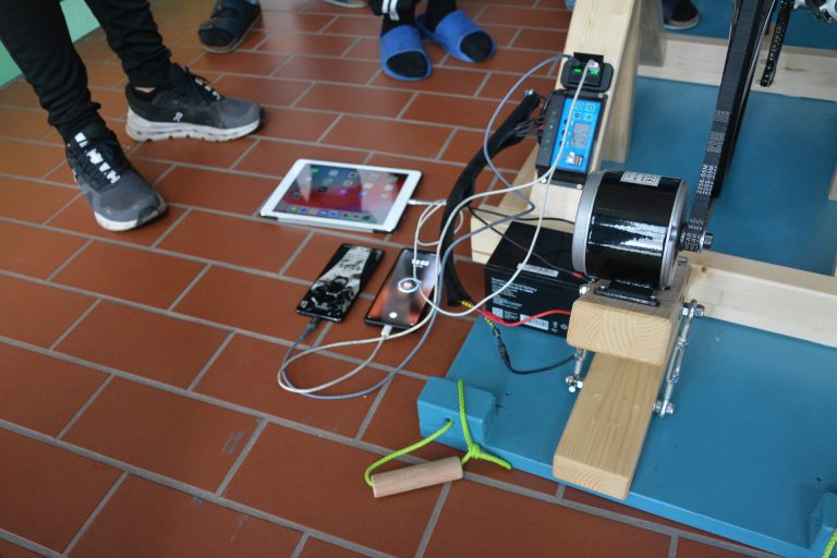 Handys, Tablets und Laptops können an dem Blackout-Fahrrad geladen werden. 