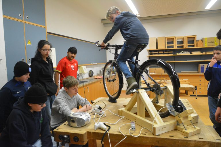 Die Mittelschüler haben ein Fahrrad umgebaut, das Wechselstrom erzeugt. Damit kann beispielsweise ein Radio betrieben werden.