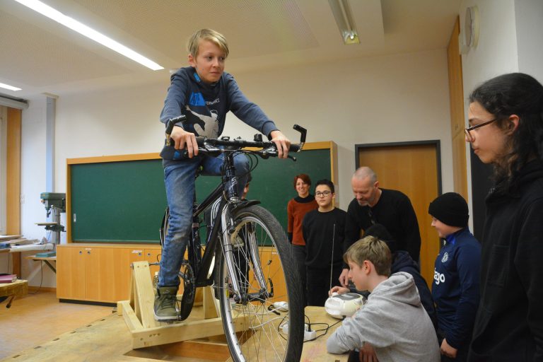 Das Fahrrad wird mit reiner Muskelkraft betrieben.