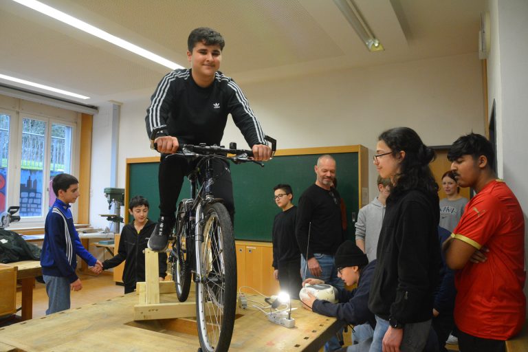 Cengiz tritt in die Pedale und lässt dadurch das Radio erklingen. 