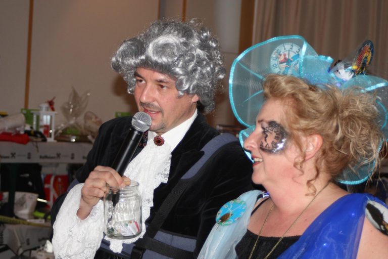 Organisatorin Renate Marzari und Stimmungsmacher Philipp Preiml. 
