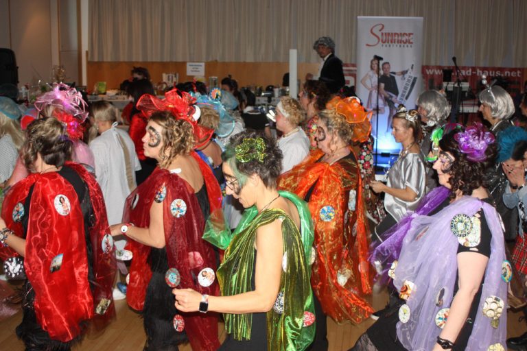 Mäschgerle beim Linedance - alle Frauen tanzten ausgelassen miteinander. 