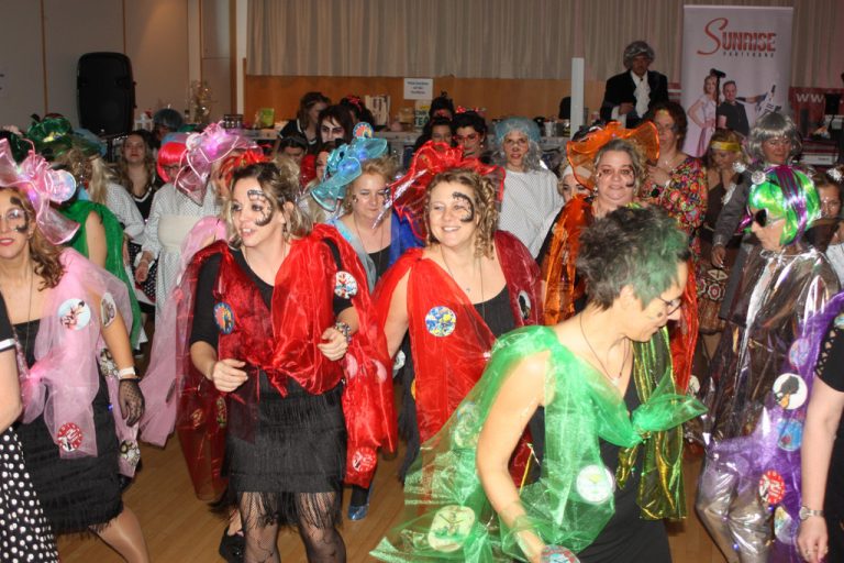 Frauen in originellen Kostümen sorgten für eine mitreißende Partystimmung auf der Tanzfläche.