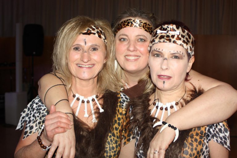 Sabine, Simone und Laura reihten sich als Steinzeitfrauen in das Partyvolk ein.