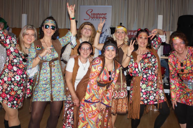 Im Bresnersaal ließen die Damen die Hippiezeit und Woodstock wieder aufleben.