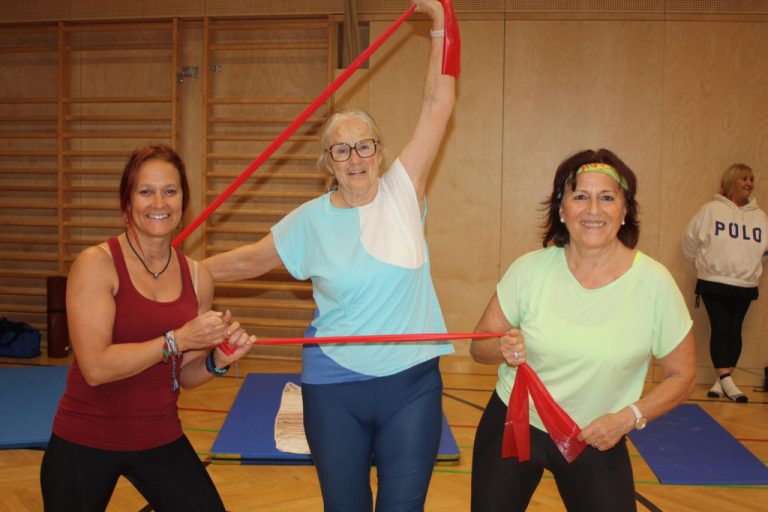 Fitnessbänder helfen bei der Ganzkörper-Gymnastik im Training.