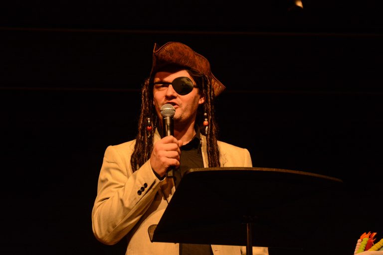 Musikschuldirektor Dietmar Nigsch hieß alle Gäste herzlich willkommen. Er war als Pirat verkleidet.