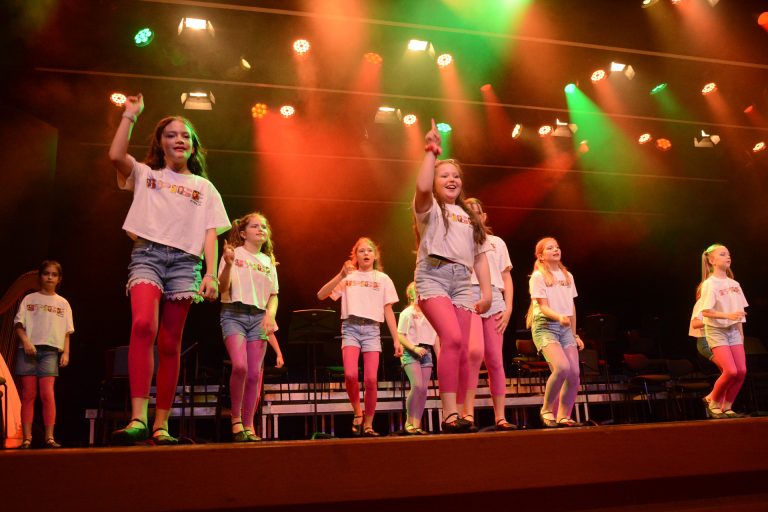 Die Tanzmädchen von Tathiana Cardozo da Silva führten verschiedene Tänze zur Musik der Spice Girls auf.