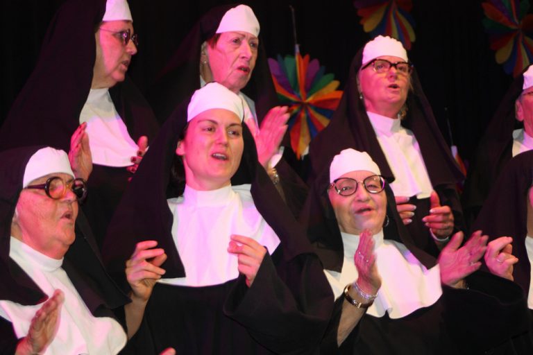 Zum Schluss waren ein Dutzend Nonnen vom Rankweiler Karmel-Kloster auf der Bühne  im Einsatz.