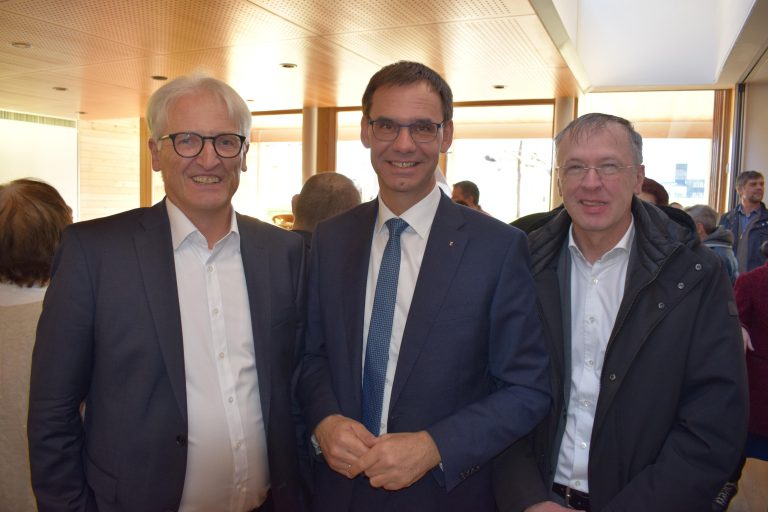 Interessiert: Bürgermeister Paul Sutterlüty aus Egg, Landeshauptmann Markus Wallner und Direktor der Bezauer Wirtschaftsschulen Mario Hammerer.