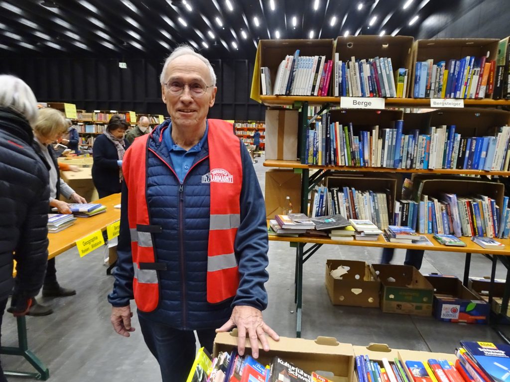 Er ist der Herr der Bücher beim Dornbirner Flohmarkt