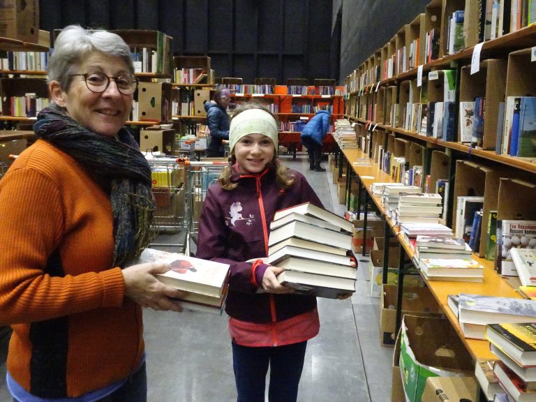 Waltraud Werle und Lilly Madlener gehören auch zum fleißigen Bücher-Team, das seit 2. Jänner mehrmals wöchentlich im Einsatz ist.