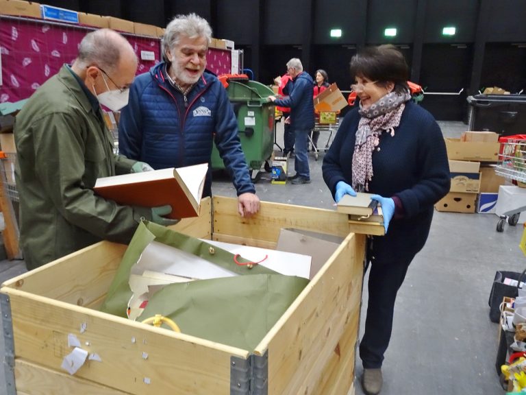 Unzählige Schachteln und Kisten treffen dreimal wöchentlich ein und müssen vorsortiert und gereinigt werden. 