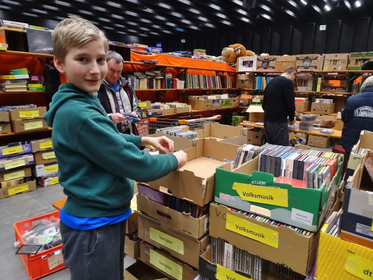 Johannes Moosmann gehört zu den jüngsten Büchermitarbeitern und ist für die Beschriftung zuständig. 