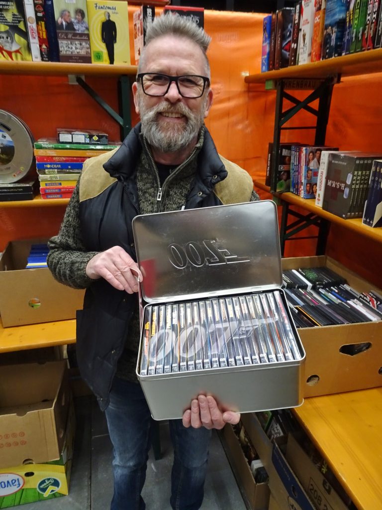Stolz präsentiert Fritz Günther einer seiner Schätze, eine selten James Bond-Kollektion. 