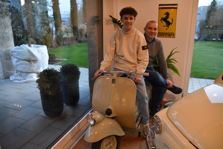 Sohn Jan und Vater Wolfgang teilen sich eine Leidenschaft für Autolegenden und Zweiräder.