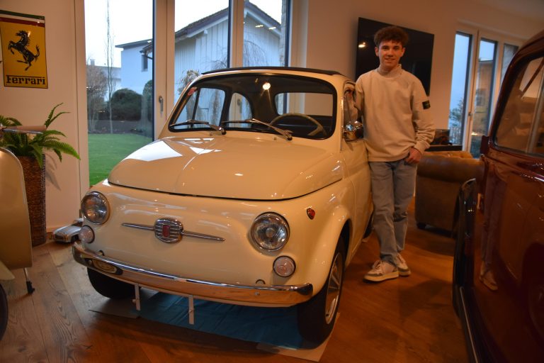 Sohn Jan mit einer gut erhaltenen Fiat-Legende aus uralten Zeiten.