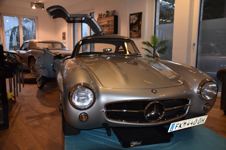 Das Autohaus Linher stellt eine große Auswahl an Luxuswagen, Oldtimern und Zweirädern aus.
