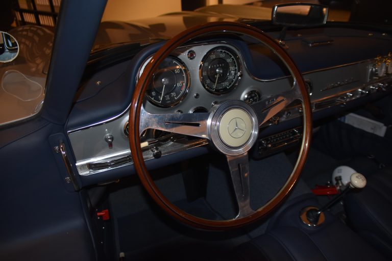 Manch ein historischer Mercedes zählt im Autohaus zu den Objekten der Begierde.