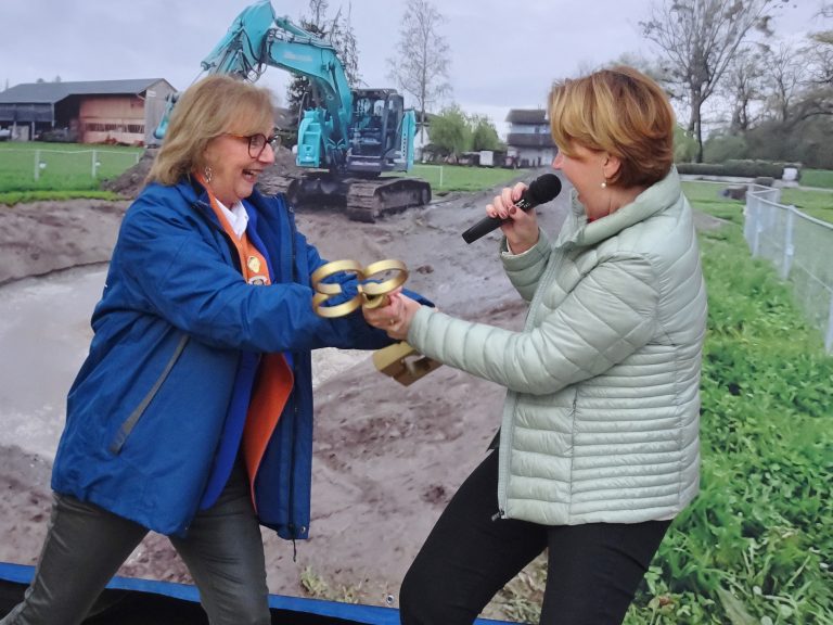 Den goldenen Rathausschlüssel rissen die Narren an sich.