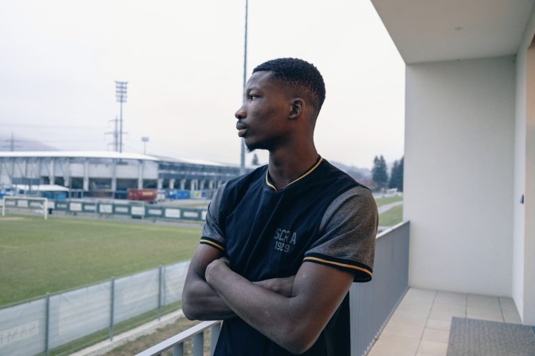 Ousmane Diawara blickt vom Campus auf den Trainingsplatz. <span class="copyright">SCRA</span>