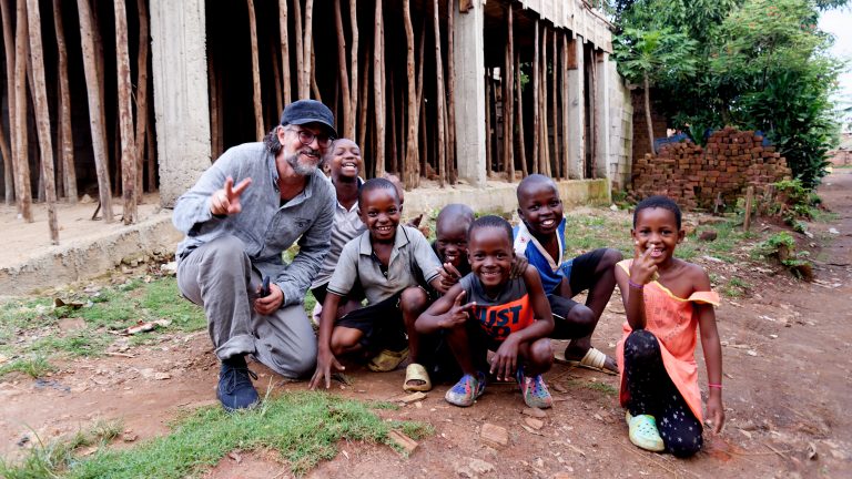 Philipp mit Schulkindern in Uganda. Der Sozialpädagoge unterstützt das Schulprojekt seines Schwiegervaters Gerhard Salzinger. Der pensionierte Kriminalbeamte ließ mit Spendengeldern eine Schule in einem Slum errichten.